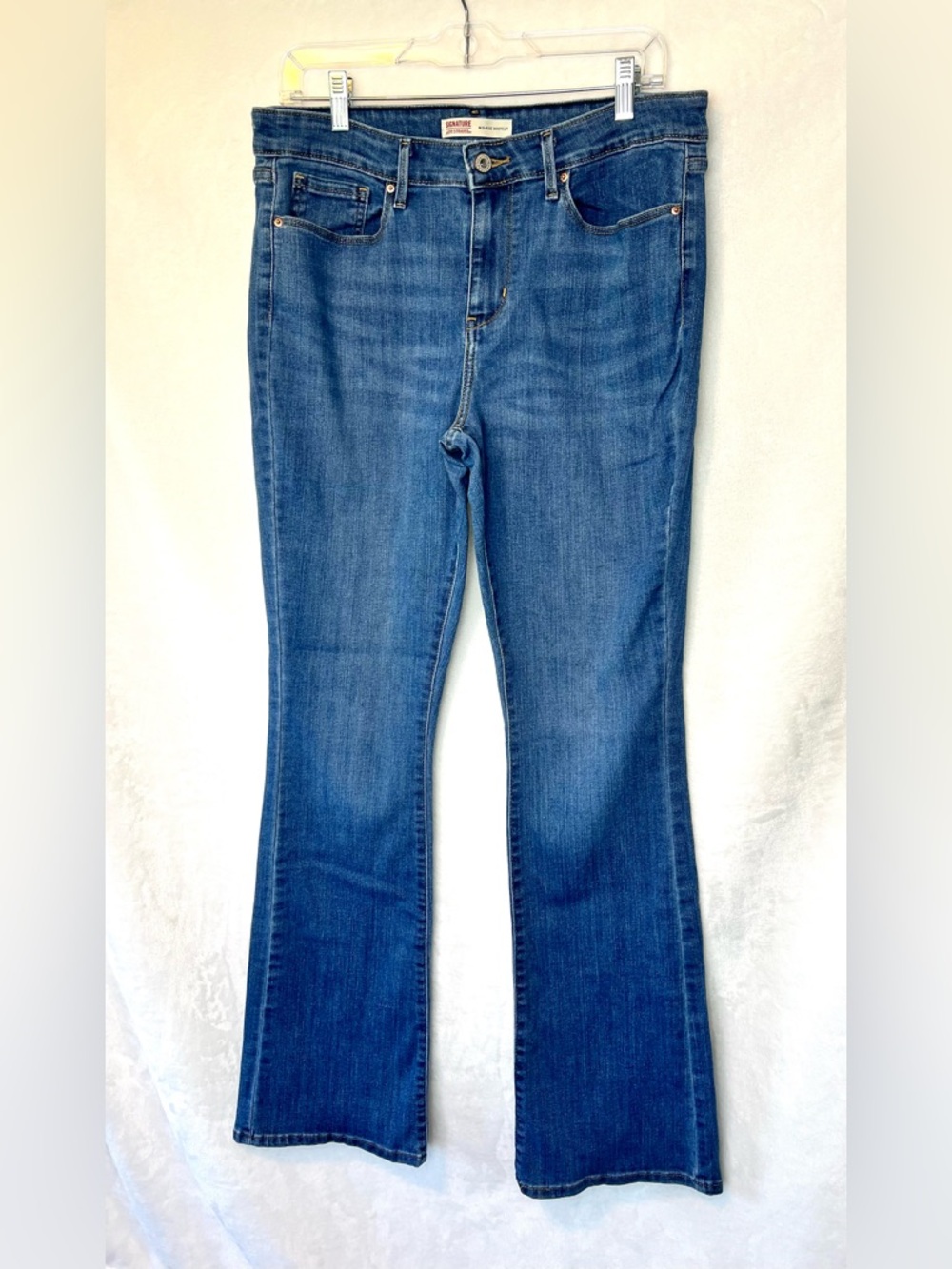 ⭐️ Levi’s Mid Rise Bootcut Jeans